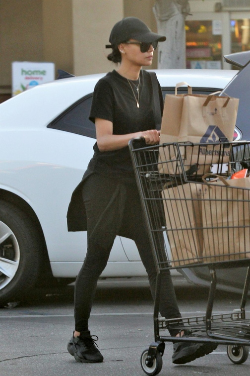naya-rivera-out-for-grocery-shopping-in-los-angeles-01-17-2018-8.jpg